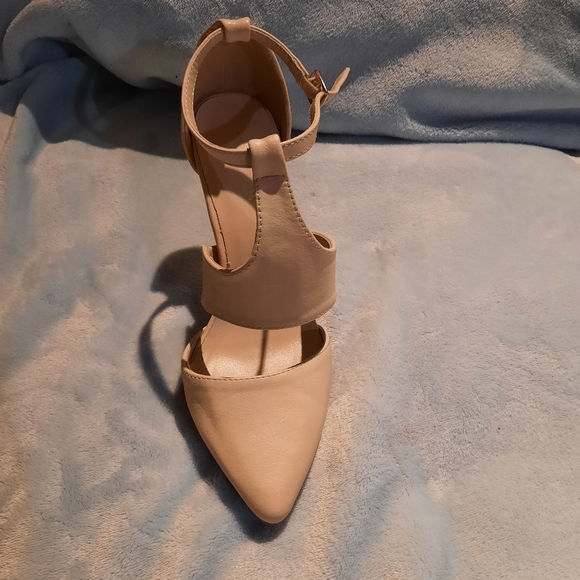 Le Chateau cream pumps - Picture 2 of 4